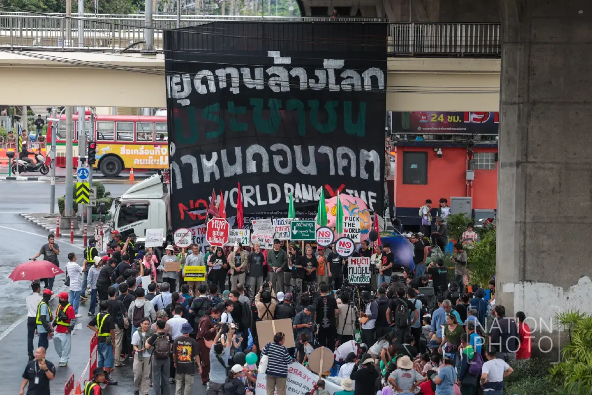 ม็อบต้าน World Bank–IMF ปักหลักค้างคืน แยกพระราม 4 ตำรวจตรึงกำลังเข้ม