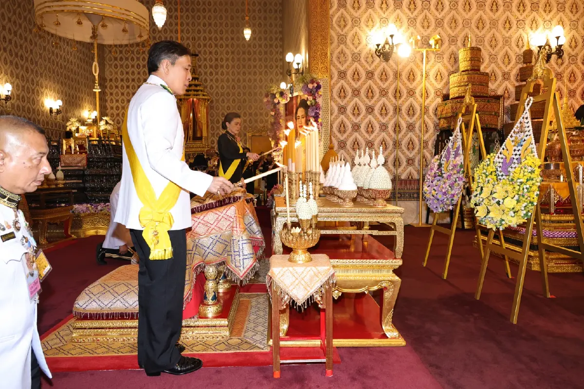 ในหลวง-พระราชินี ทรงบำเพ็ญพระราชกุศลครบ 1 ปี วันสวรรคต สมเด็จพระพันปีหลวง