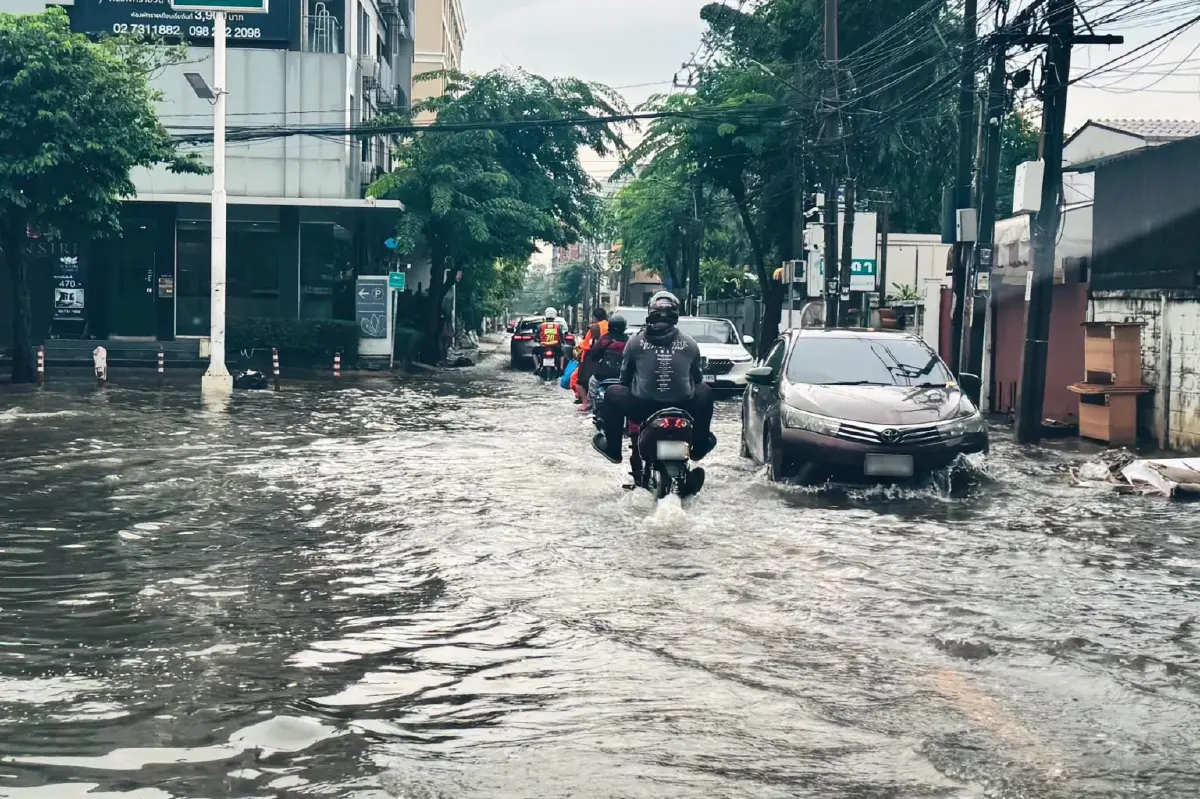 ด่วน! เขตบางกะปิ เตือน 'อย่าเพิ่งยกของลงที่สูง' น้ำคลองสูงขึ้น