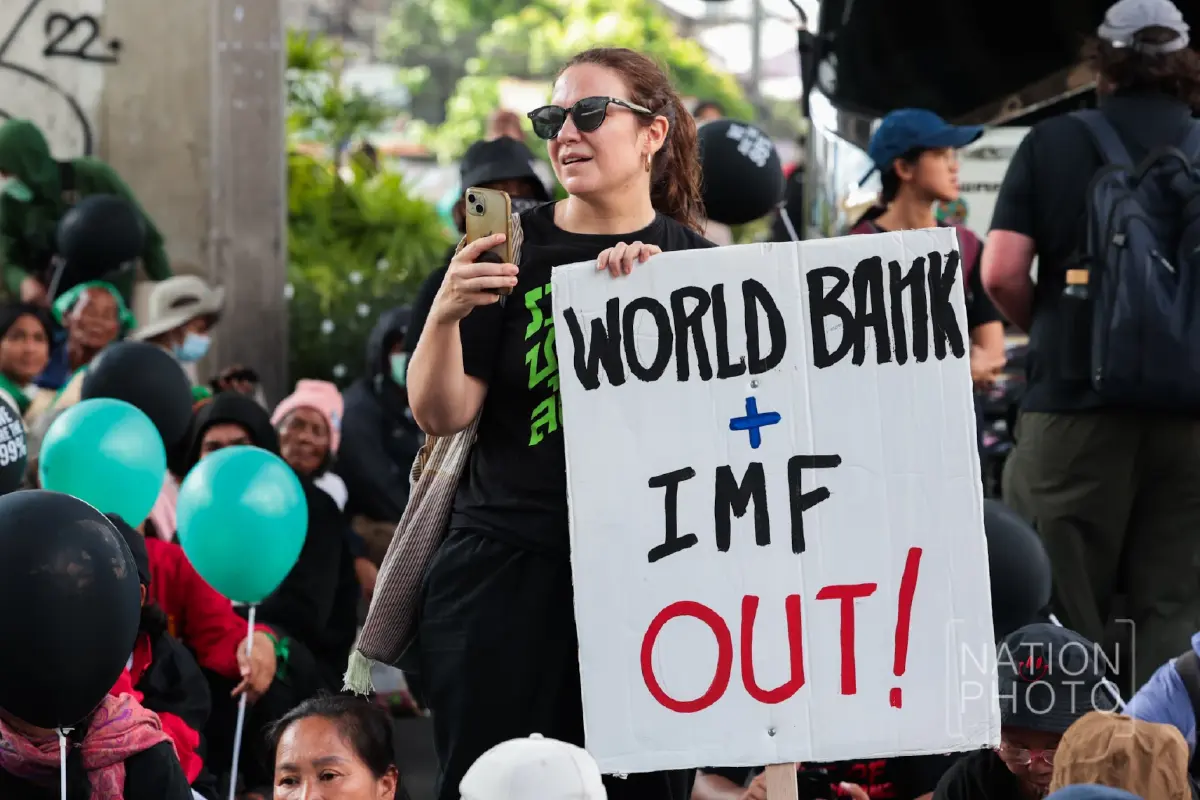 ม็อบต้าน IMF-World Bank ฝ่าตำรวจแขวนป้ายผ้า ใกล้ศูนย์ประชุมฯ