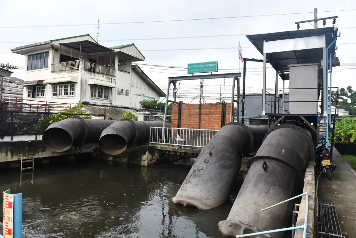 กทม. ดึง เรือผลักดันน้ำ เร่งผันลงอุโมงค์ มั่นใจพัฒนาการ 58 แห้งใน 2 วัน