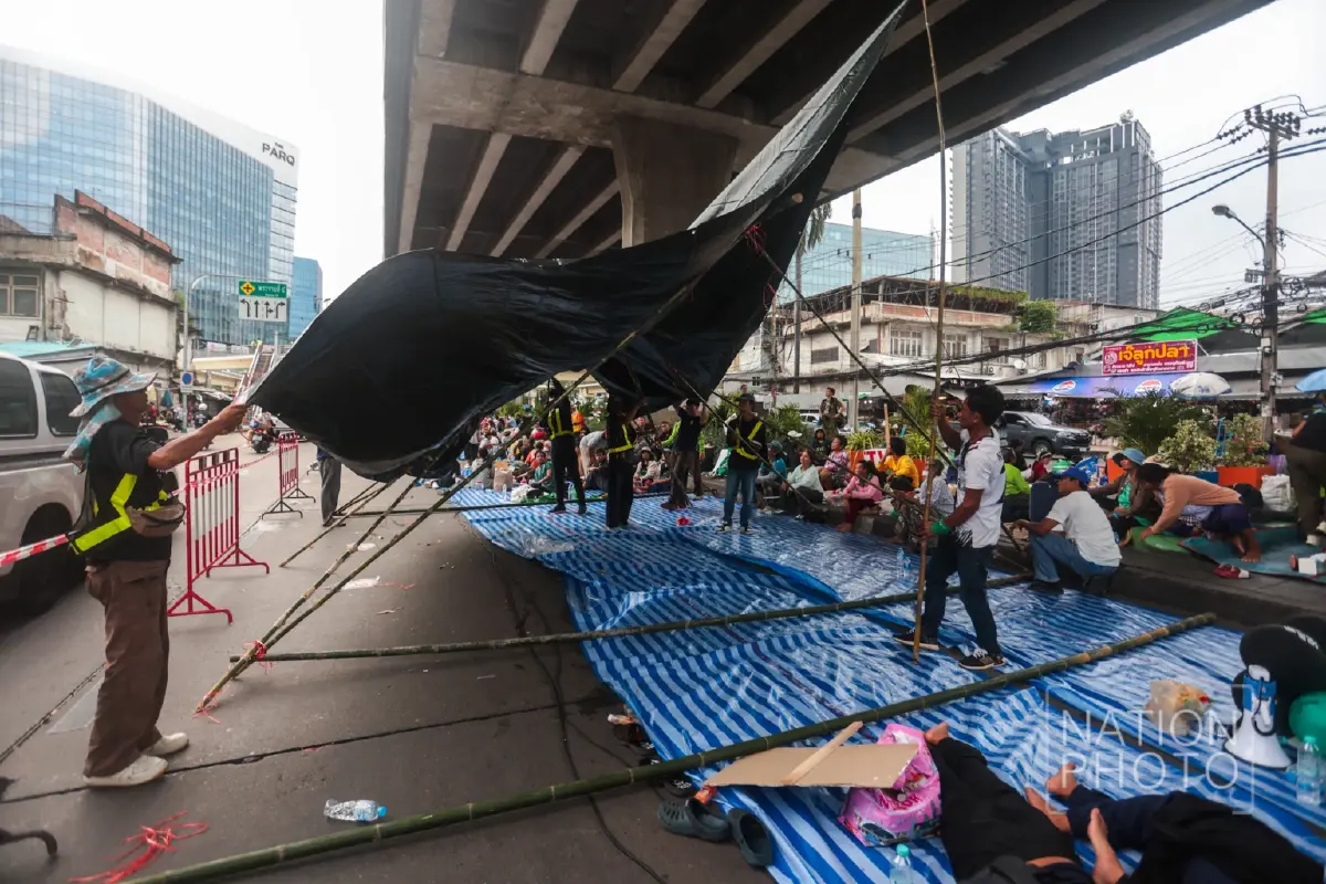 ม็อบต้าน World Bank–IMF ปักหลักค้างคืน แยกพระราม 4 ตำรวจตรึงกำลังเข้ม