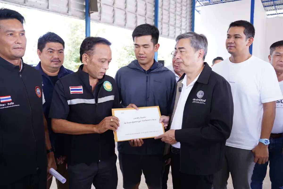 'อภิสิทธิ์' ลงพื้นที่แกลง-ระยอง จี้ปรับระเบียบเยียวยาเกษตรกร