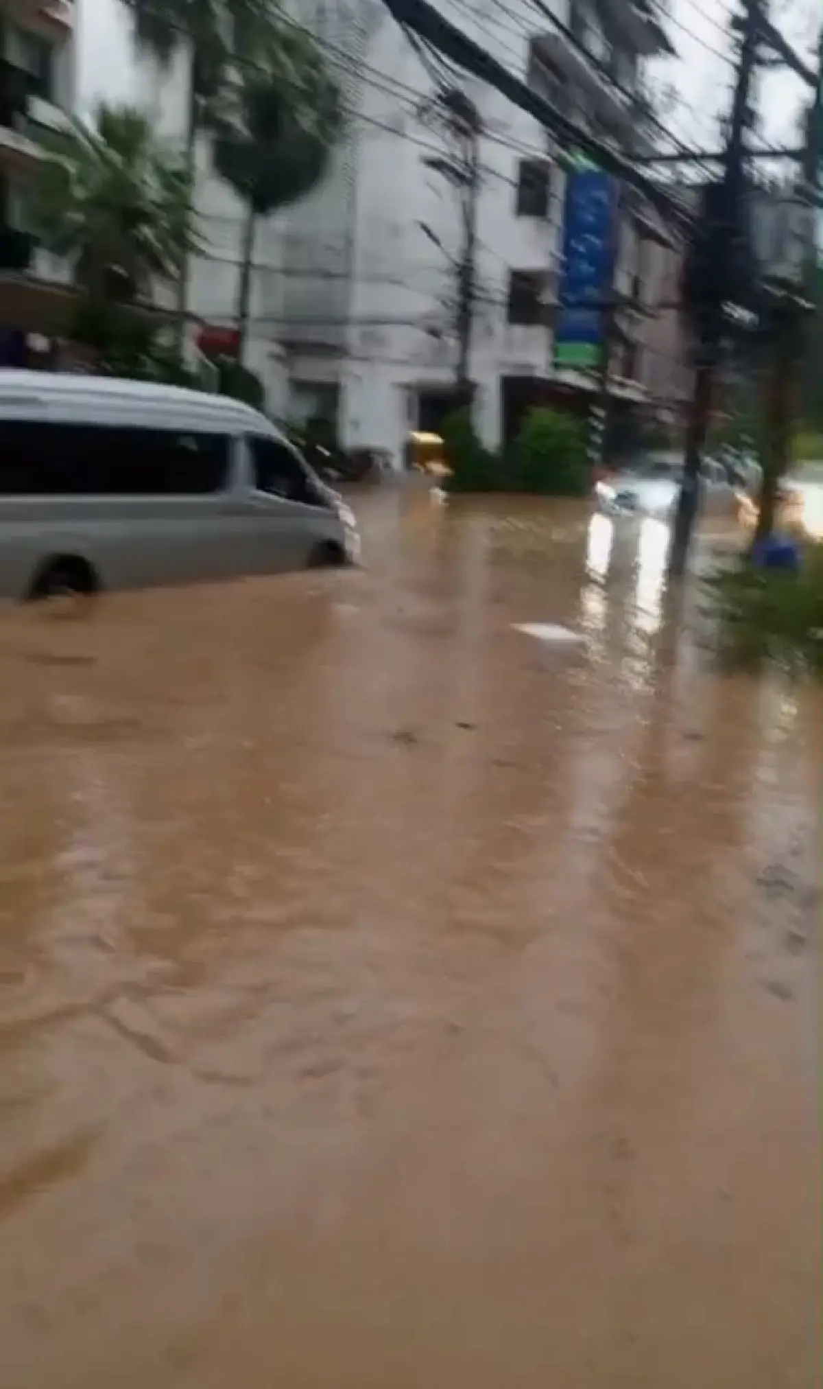 น้ำท่วมภูเก็ตล่าสุด ฝนตกหนัก 70% 'ถนนโคกโตนด-หน้าวัดใต้' ผ่านไม่ได้