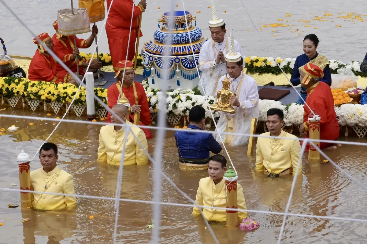 ‘อนุทิน’ ควงภริยา เปิดงาน‘อุ้มพระดำน้ำ’ หวัง บุญหนุนแผ่นดินร่มเย็น พ้นทุกข์