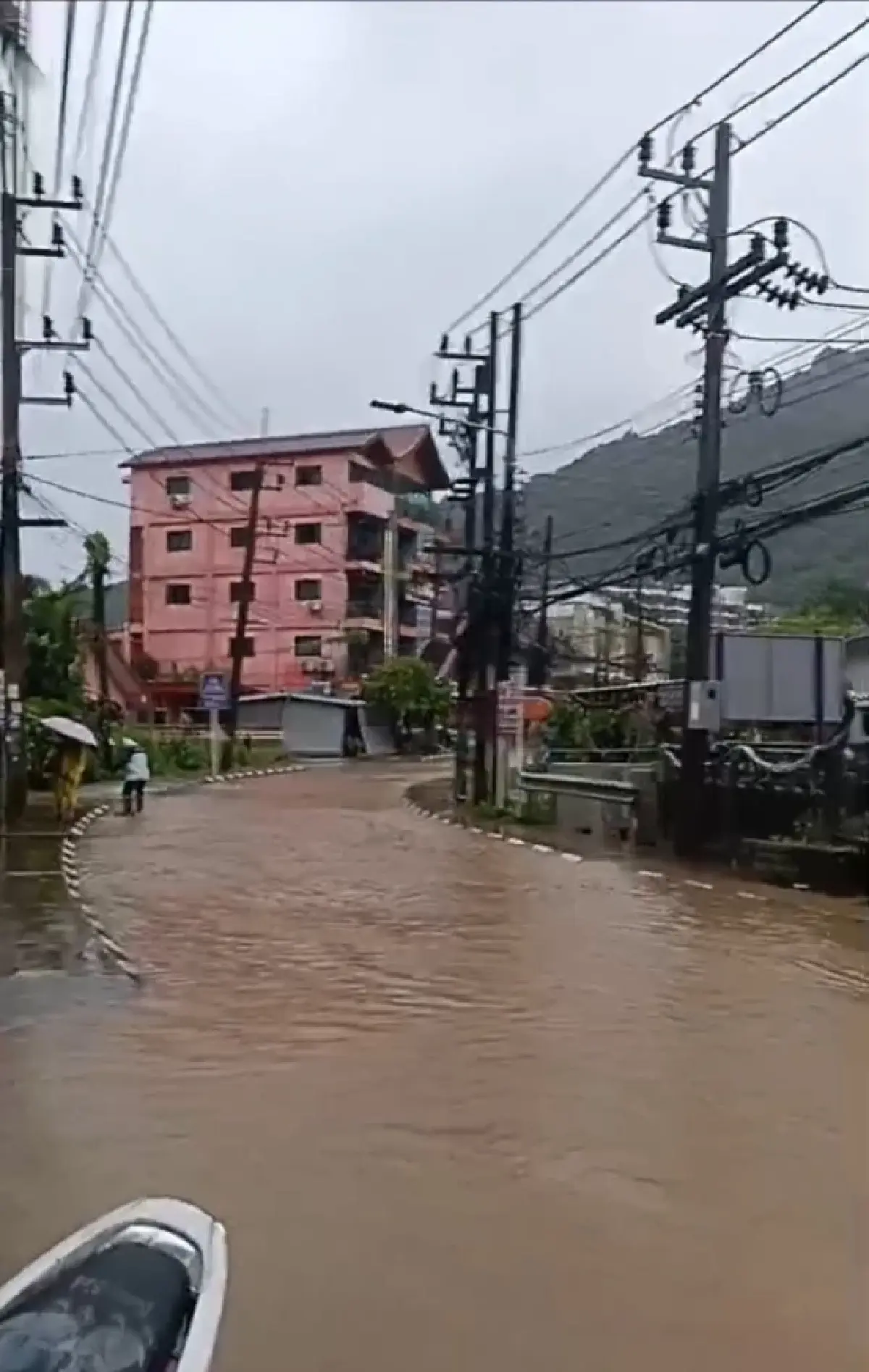 น้ำท่วมภูเก็ตล่าสุด ฝนตกหนัก 70% 'ถนนโคกโตนด-หน้าวัดใต้' ผ่านไม่ได้