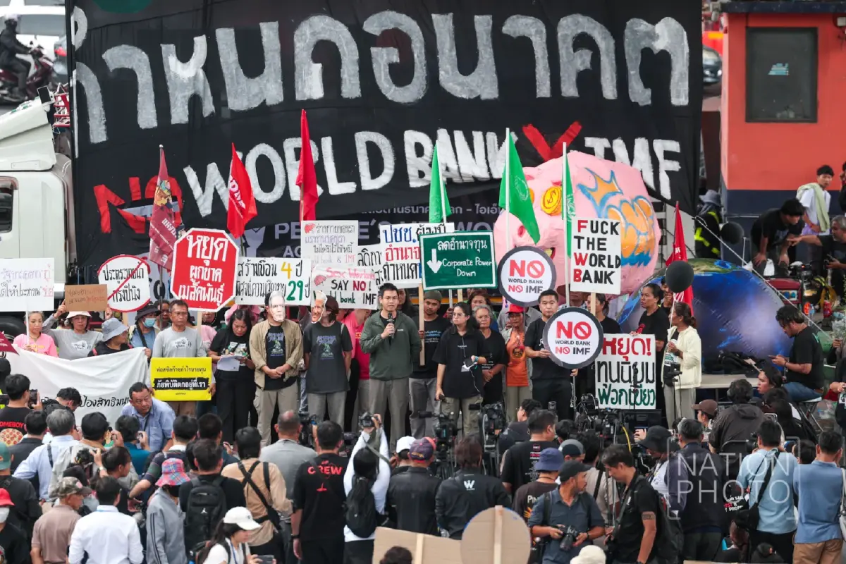 ม็อบต้าน World Bank–IMF ปักหลักค้างคืน แยกพระราม 4 ตำรวจตรึงกำลังเข้ม