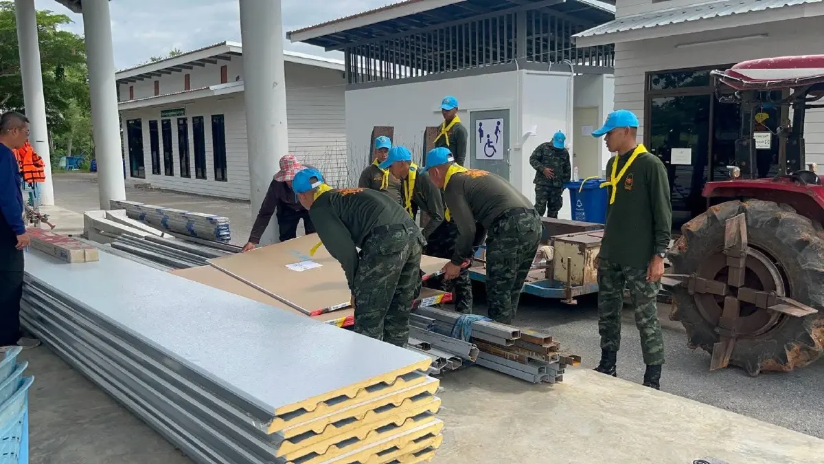'ปลัด กห.' ห่วงผู้ประสบภัยน้ำท่วม ผนึกกำลังทหาร-กาชาด สร้างบ้านผู้รับผลกระทบ