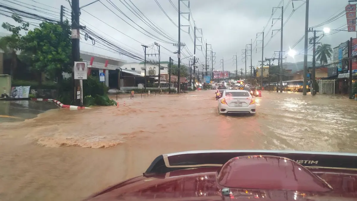 น้ำท่วมภูเก็ตล่าสุด ฝนตกหนัก 70% 'ถนนโคกโตนด-หน้าวัดใต้' ผ่านไม่ได้