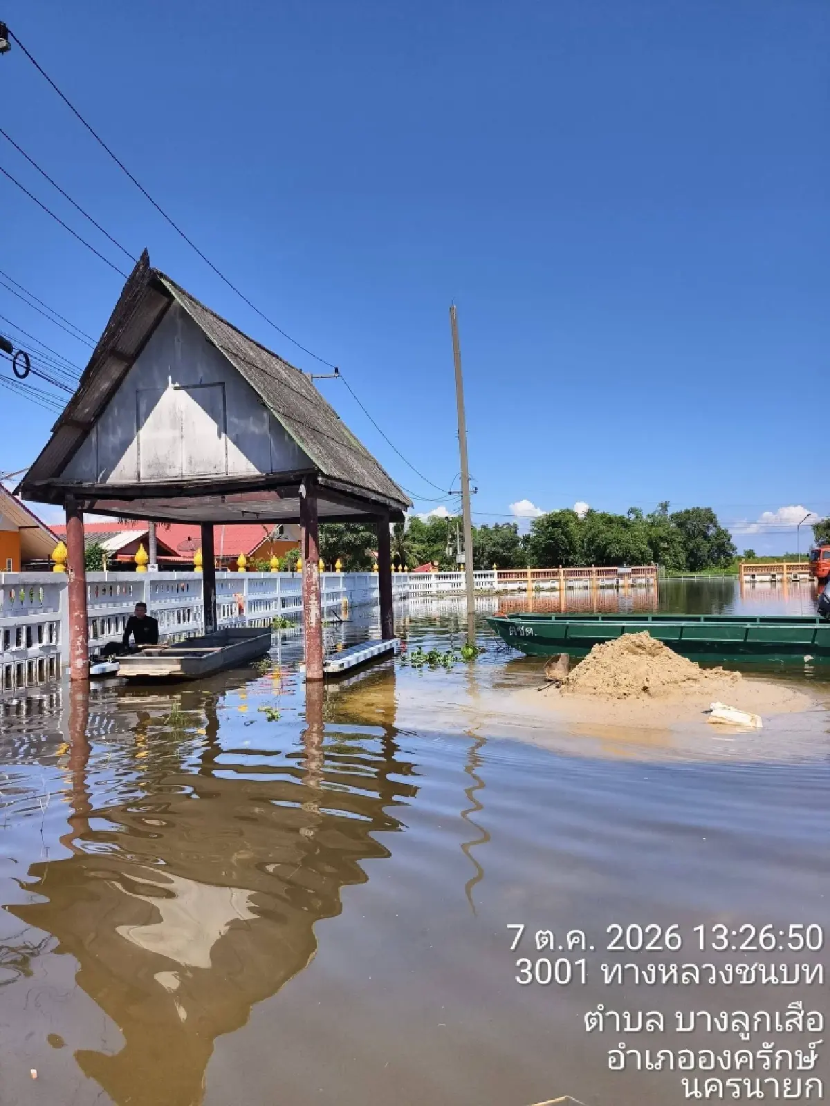 น้ำท่วม ‘บางน้ำเปรี้ยว-องครักษ์’ สาย 3001 ขังทุกเลน ถนนพัง-วัดดังน้ำสูง 60 ซม.