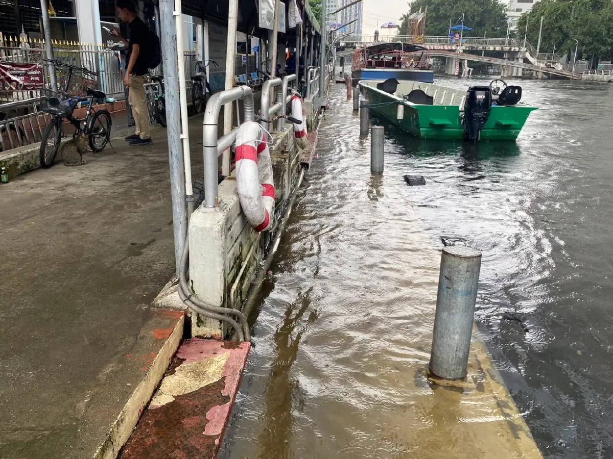 ด่วน! เขตบางกะปิ เตือน 'อย่าเพิ่งยกของลงที่สูง' น้ำคลองสูงขึ้น