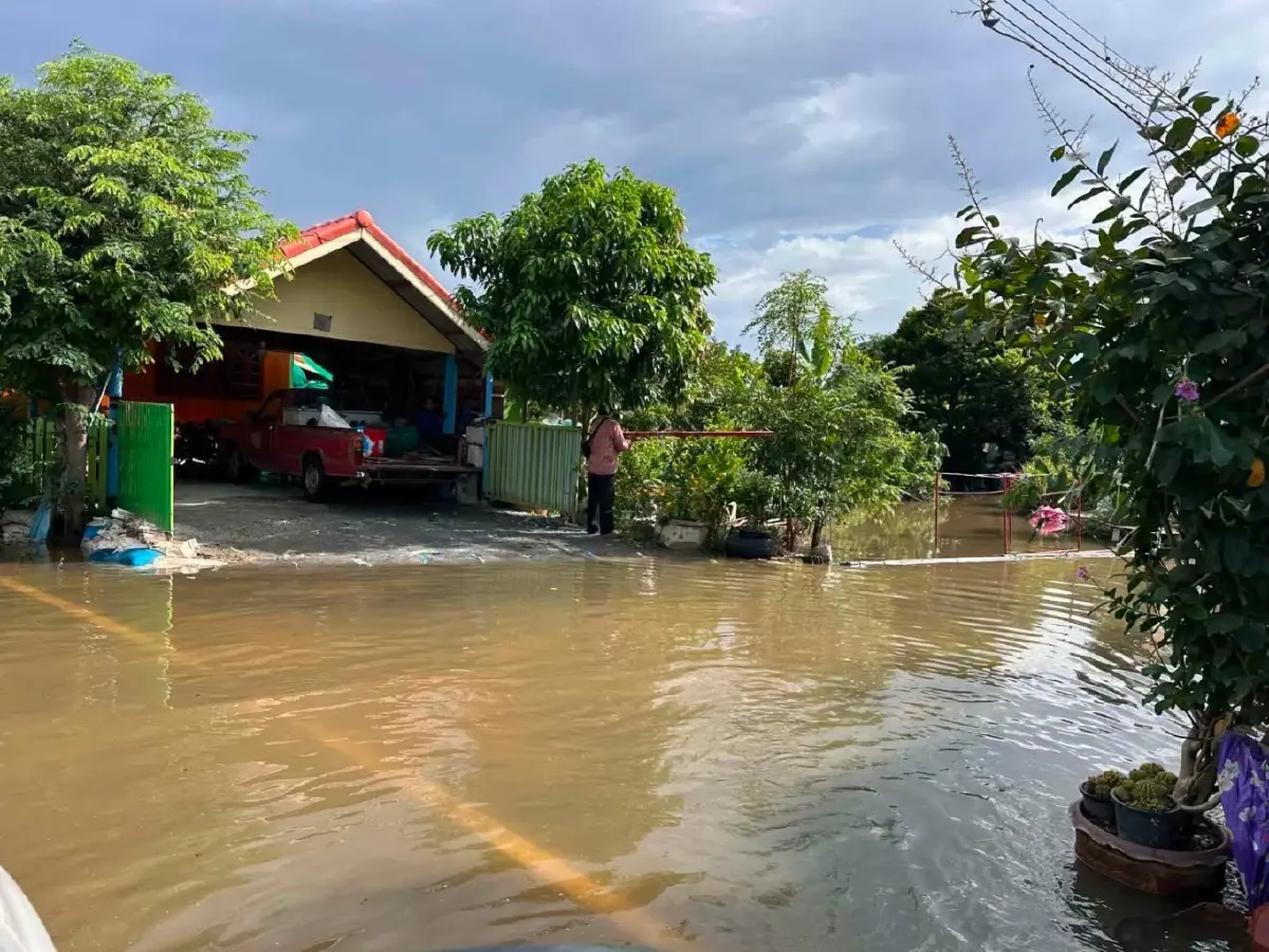 น้ำท่วมสุพรรณบุรี เดือดร้อน 18,987 ครัวเรือน น้ำล้นตลิ่งลุ่มเจ้าพระยา