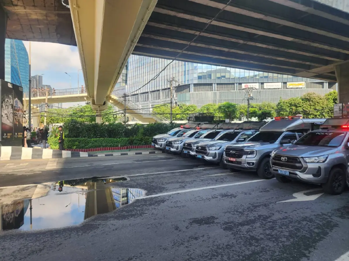 ม็อบต้าน IMF เผชิญหน้า ตร. แยกพระรามสี่ รถติดยาว