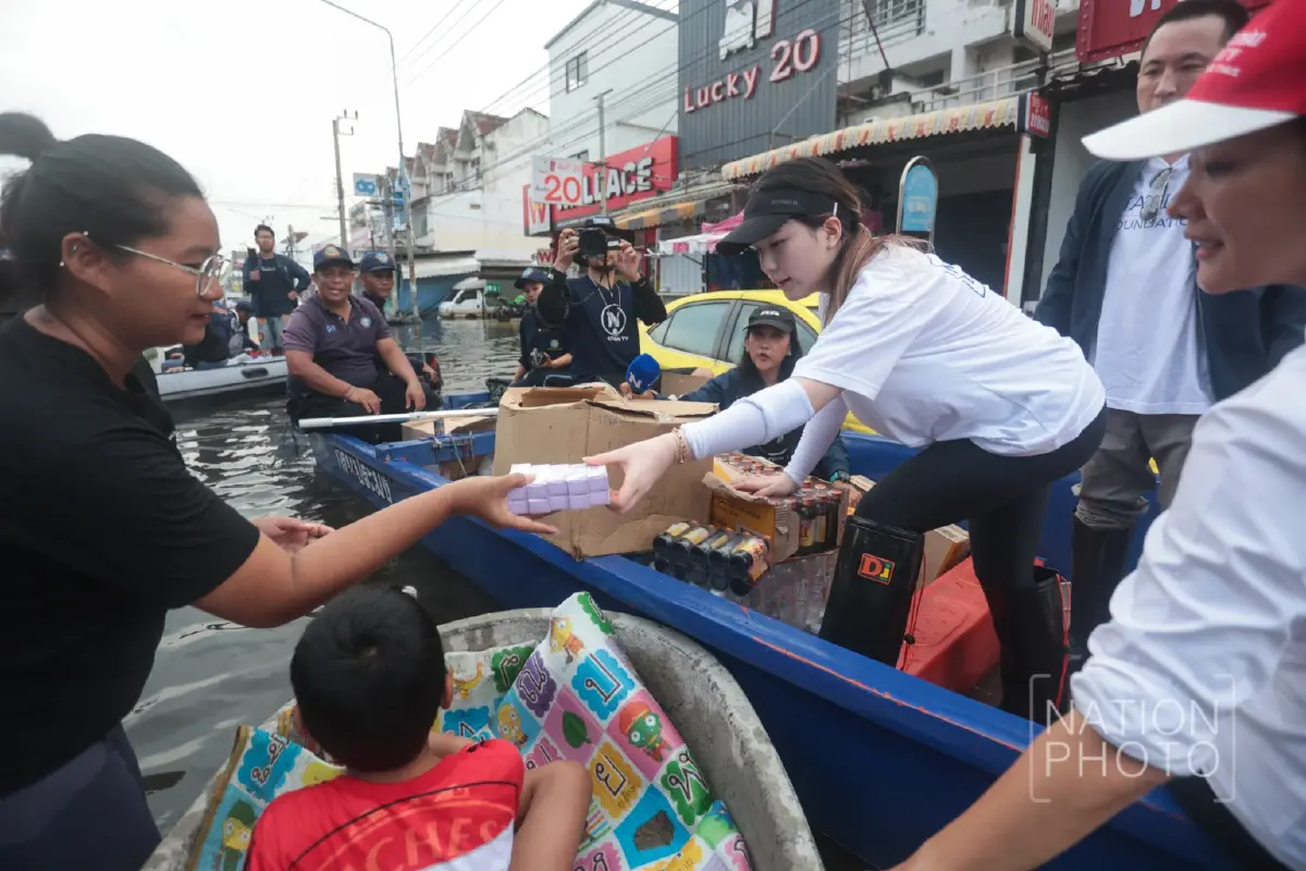 ‘เนชั่นปันน้ำใจ’ ฝ่าน้ำท่วมลุย ‘เคหะร่มเกล้า’ ส่งอาหาร-ของจำเป็นช่วยปชช.