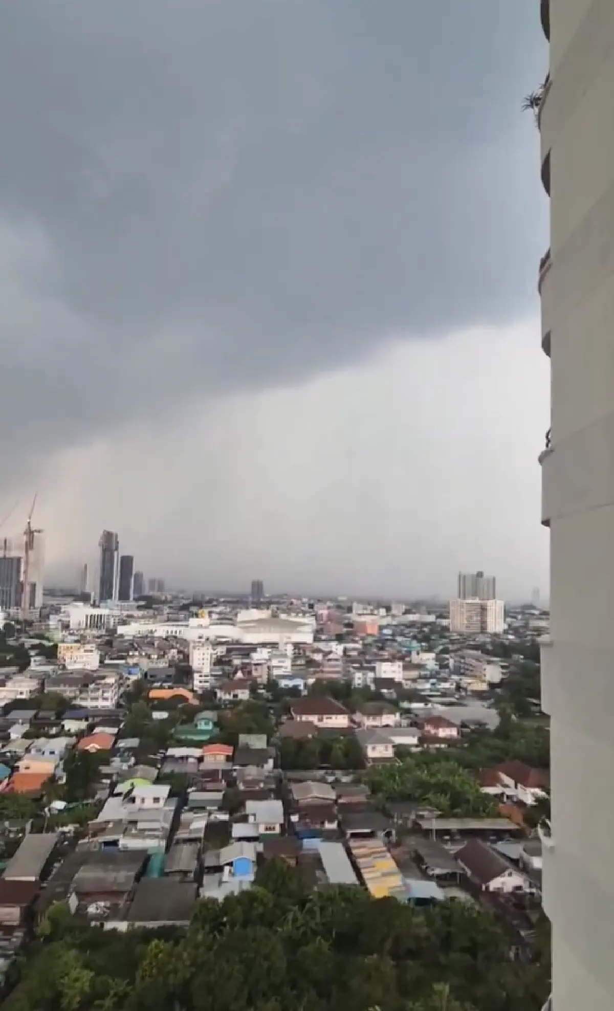 ฝนก่อตัวแล้วตอนนี้ กรมอุตุฯ เผย กทม. มีฝนตกหนัก ฟ้าร้อง ลมแรง ฟ้าผ่า