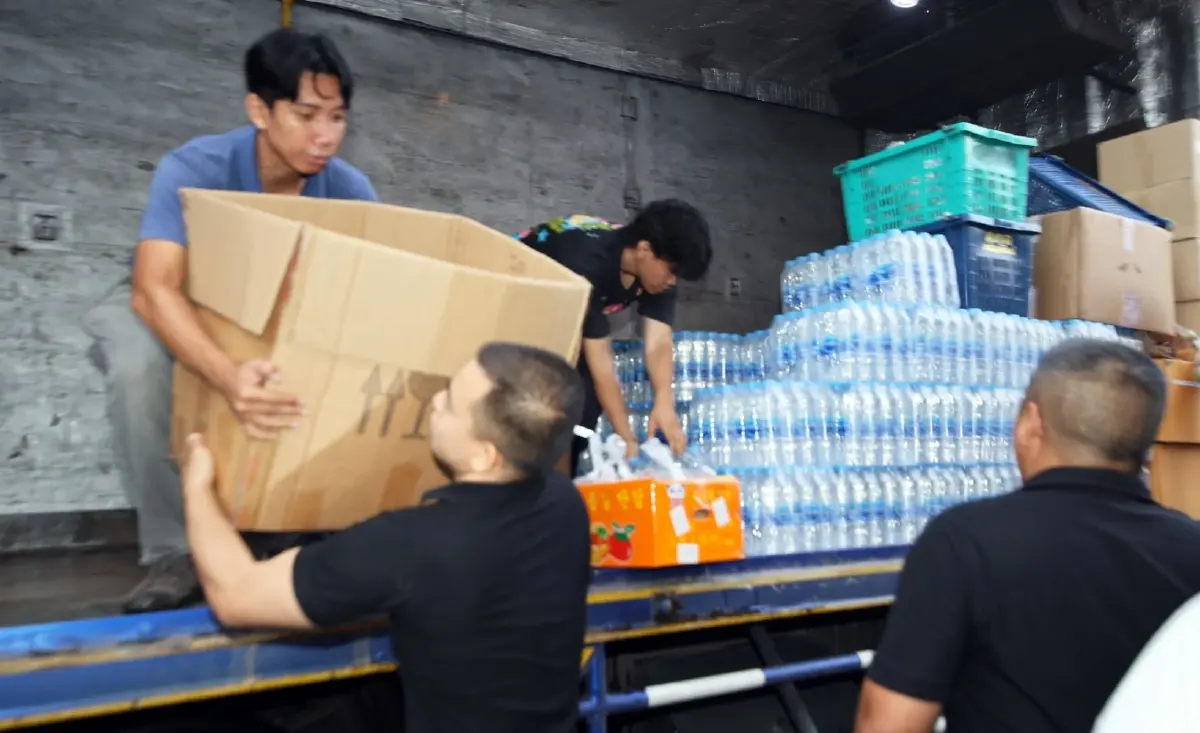 มูลนิธิเก้ายั่งยืน-ออมไทย ส่งสิ่งของช่วยผู้ประสบภัยน้ำท่วม