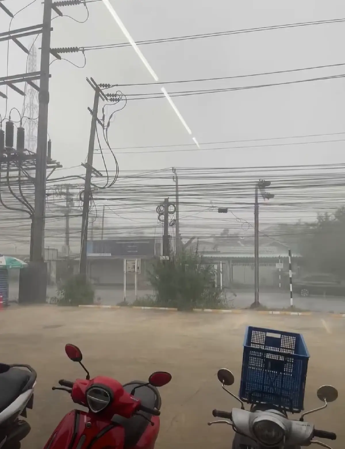 ฝนก่อตัวแล้วตอนนี้ กรมอุตุฯ เผย กทม. มีฝนตกหนัก ฟ้าร้อง ลมแรง ฟ้าผ่า