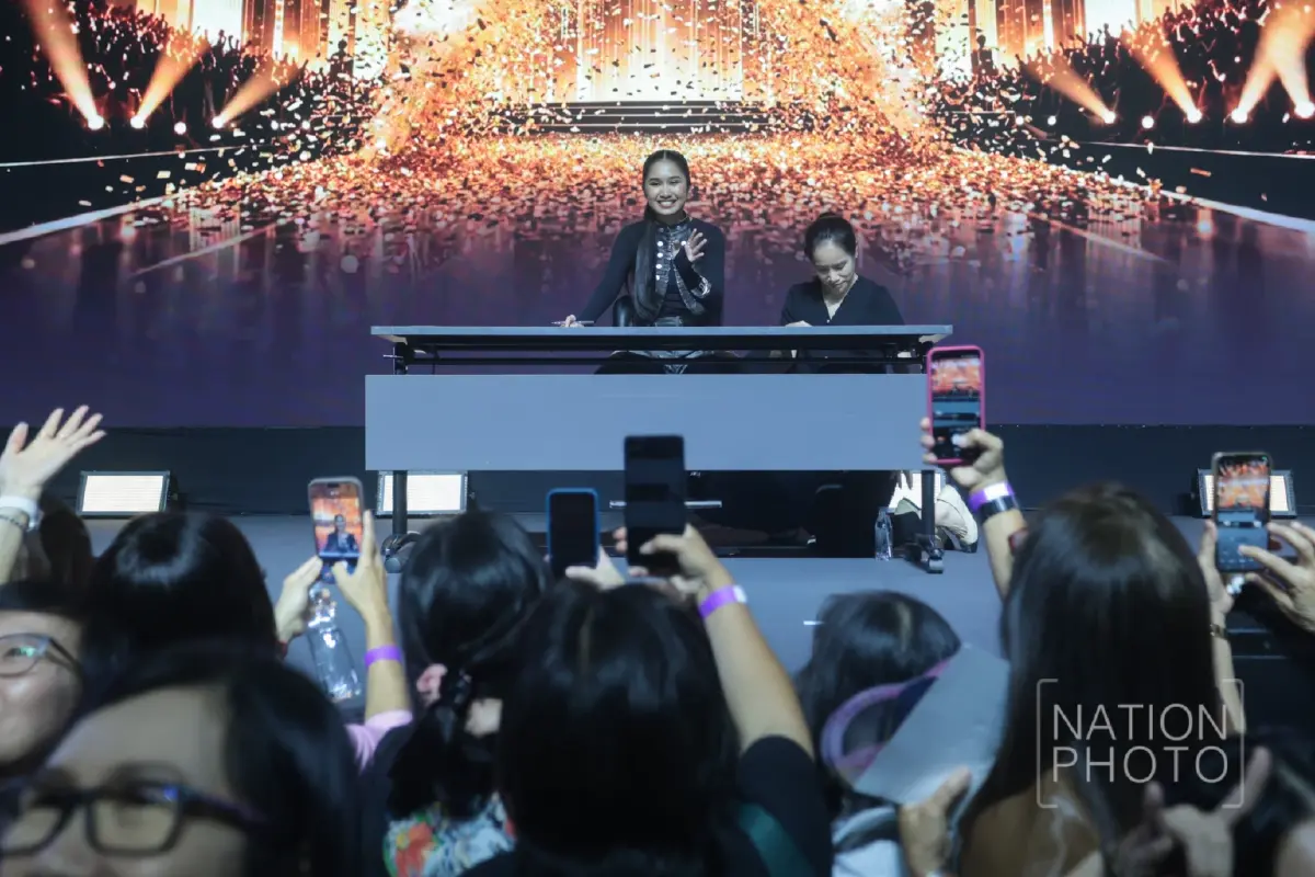 ฮอตเกินต้าน 'เนเน่ รอยัล' เสิร์ฟความฟินใกล้ชิดแฟนชาวไทย