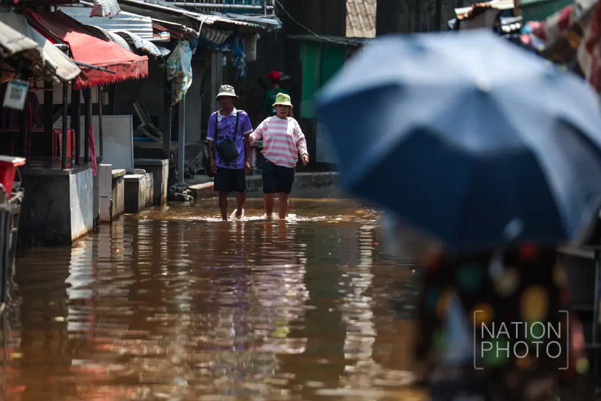 ทัพเรือระดมเรือผลักดันน้ำ 14 ลำ เร่งระบายน้ำท่วมขังลาดกระบัง