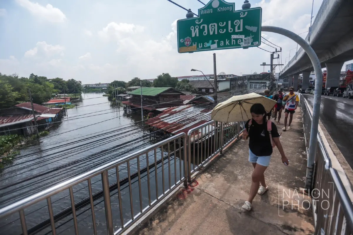 ทัพเรือระดมเรือผลักดันน้ำ 14 ลำ เร่งระบายน้ำท่วมขังลาดกระบัง