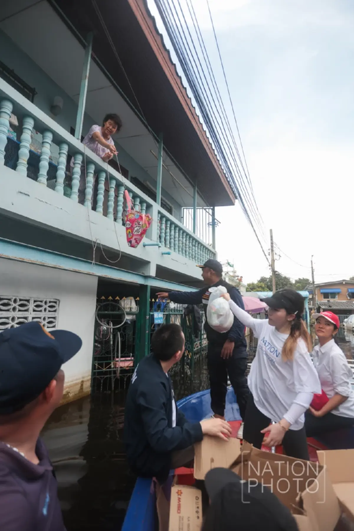 ‘เนชั่นปันน้ำใจ’ ฝ่าน้ำท่วมลุย ‘เคหะร่มเกล้า’ ส่งอาหาร-ของจำเป็นช่วยปชช.