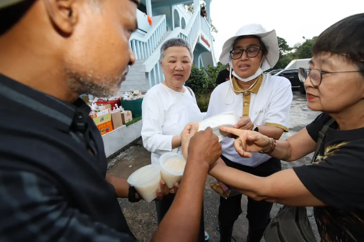 มูลนิธิเก้ายั่งยืน-ออมไทย ส่งสิ่งของช่วยผู้ประสบภัยน้ำท่วม