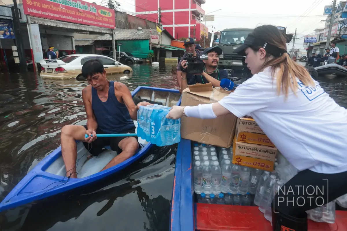 ‘เนชั่นปันน้ำใจ’ ฝ่าน้ำท่วมลุย ‘เคหะร่มเกล้า’ ส่งอาหาร-ของจำเป็นช่วยปชช.