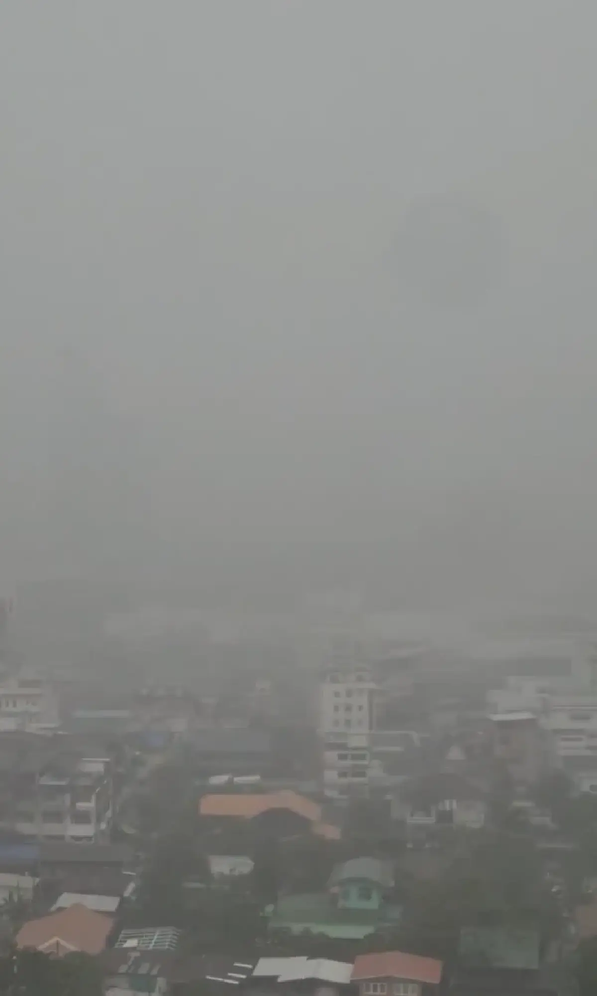 ฝนก่อตัวแล้วตอนนี้ กรมอุตุฯ เผย กทม. มีฝนตกหนัก ฟ้าร้อง ลมแรง ฟ้าผ่า