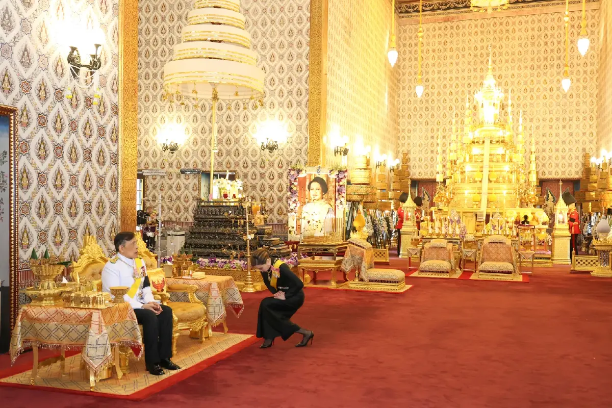 ในหลวง-พระราชินี ทรงบำเพ็ญพระราชกุศลครบรอบ 1 ปี วันสวรรคต พระพันปีหลวง