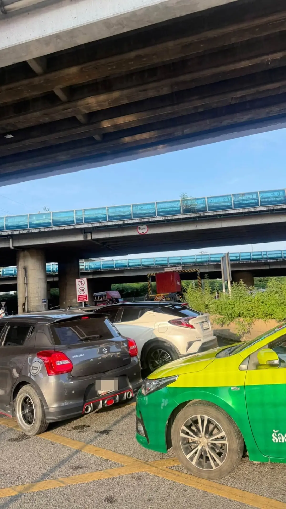 'ลาดกระบัง' รถติดไม่ไหว! รถบรรทุก ติดคานจำกัดความสูง ถนนร่มเกล้า