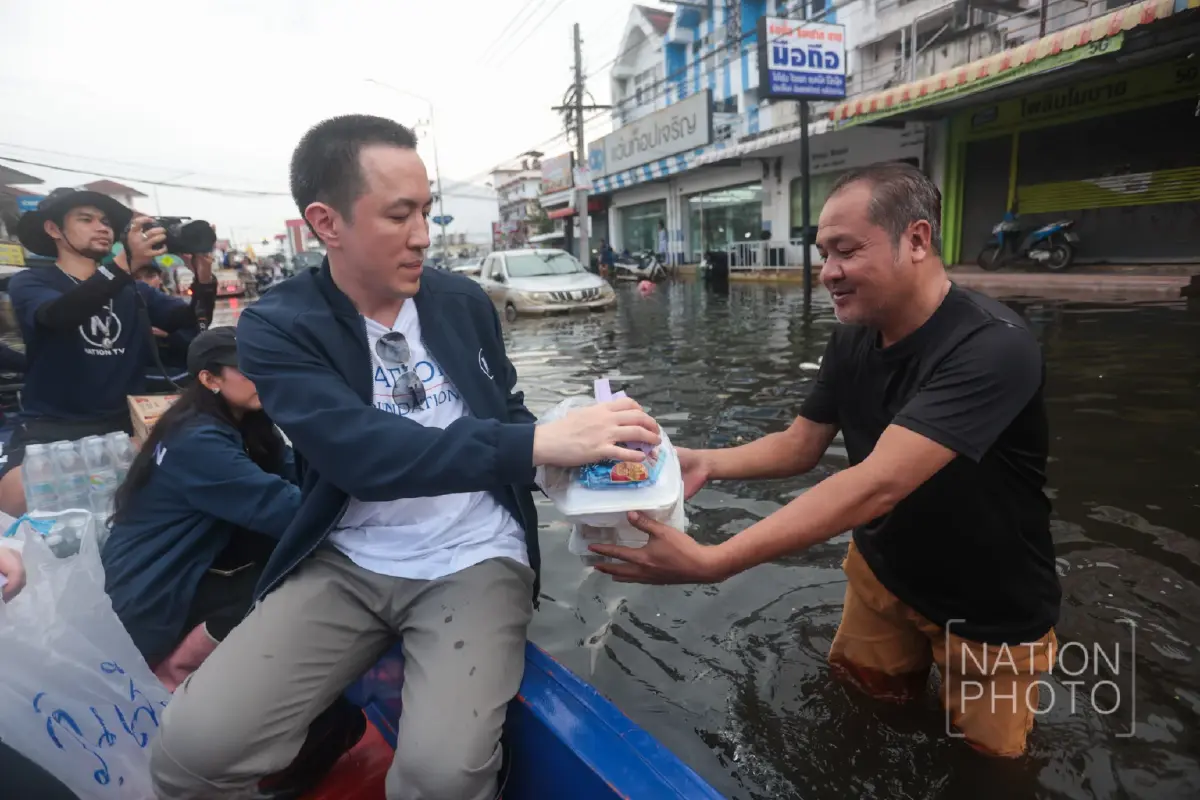 ‘เนชั่นปันน้ำใจ’ ฝ่าน้ำท่วมลุย ‘เคหะร่มเกล้า’ ส่งอาหาร-ของจำเป็นช่วยปชช.