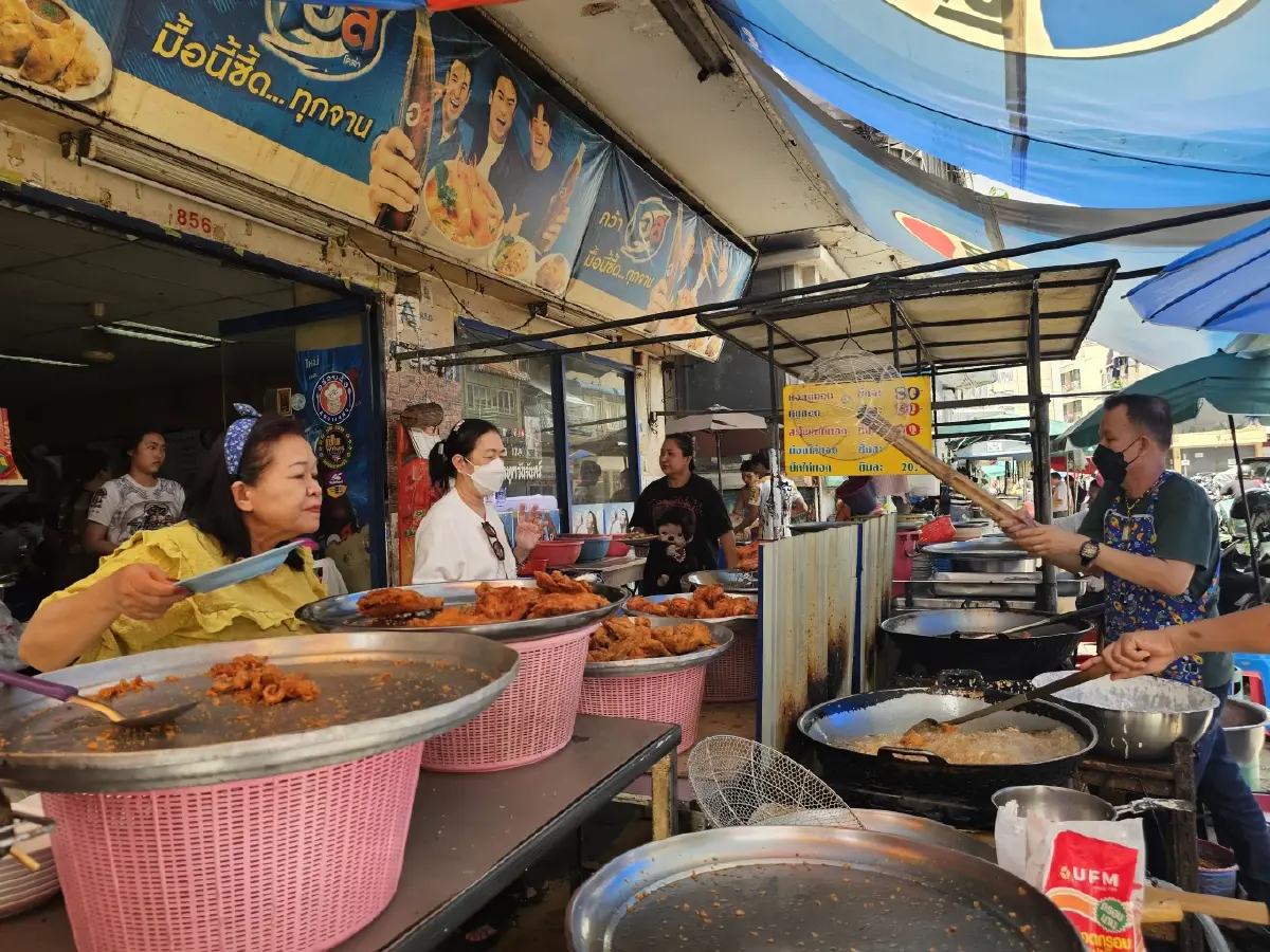 ‘เจ๊ปุ่นไก่ทอด’ อาหารอีสานรสแซ่บ ย่านวังบูรพา ขายมา 30 ปี