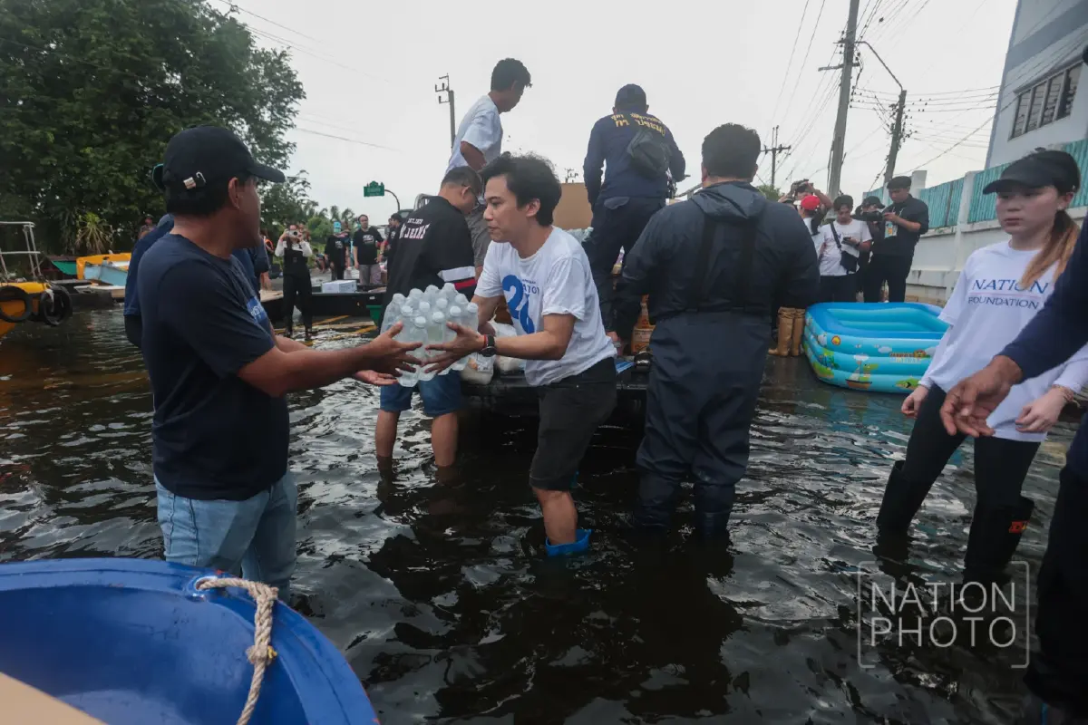 ‘เนชั่นปันน้ำใจ’ ฝ่าน้ำท่วมลุย ‘เคหะร่มเกล้า’ ส่งอาหาร-ของจำเป็นช่วยปชช.