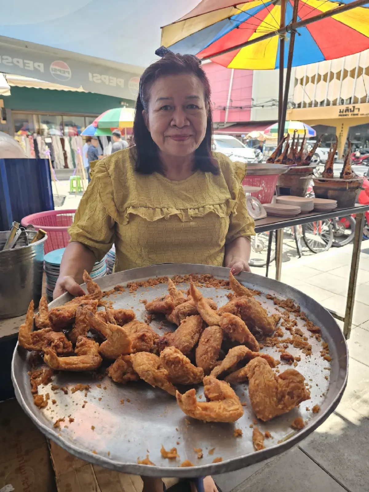 ‘เจ๊ปุ่นไก่ทอด’ อาหารอีสานรสแซ่บ ย่านวังบูรพา ขายมา 30 ปี