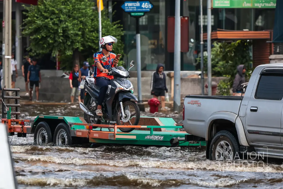 ทัพเรือระดมเรือผลักดันน้ำ 14 ลำ เร่งระบายน้ำท่วมขังลาดกระบัง