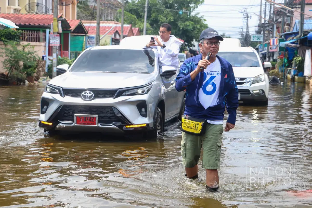 ‘เนชั่นปันน้ำใจ’ ลุยเคหะธานี4 ส่งอาหาร-ของจำเป็น ช่วยชาวบ้านฝ่าวิกฤตน้ำท่วม