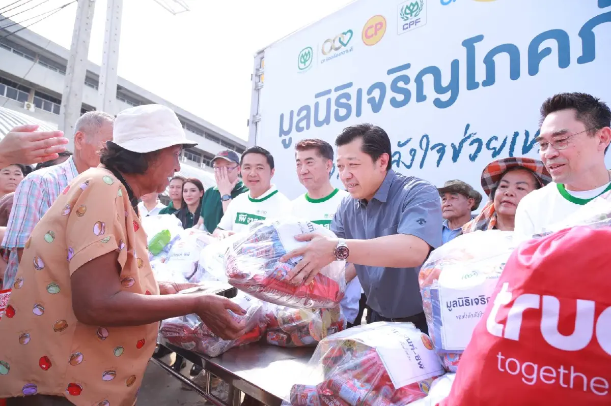 'ทรูเพื่อคนไทย' รวมพลังผู้บริหารและพนักงาน ส่งน้ำใจช่วยผู้ประสบภัยน้ำท่วม