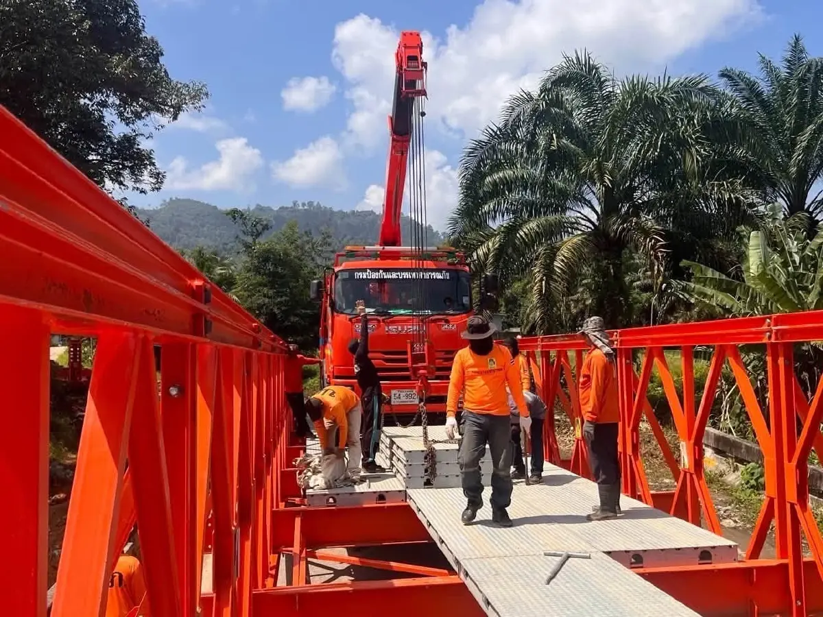 เร่งติดตั้งสะพานเบลีย์ ข้ามแม่น้ำสายบุรี นราธิวาส หลังตอม่อทรุด คืบหน้า 90%