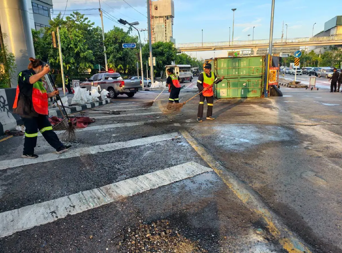 ระวังรถติด รถบรรทุกคว่ำ แยกวงแหวนอุตสาหกรรม คราบน้ำมันไหลบนถนน