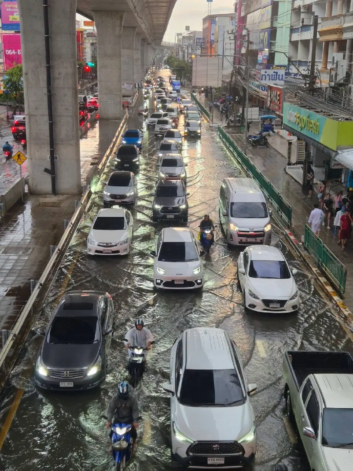 เช็กพิกัดเดินทาง 6 ต.ค.69 อัปเดตฝนตกหนัก น้ำท่วมกรุงเทพและปริมณฑล