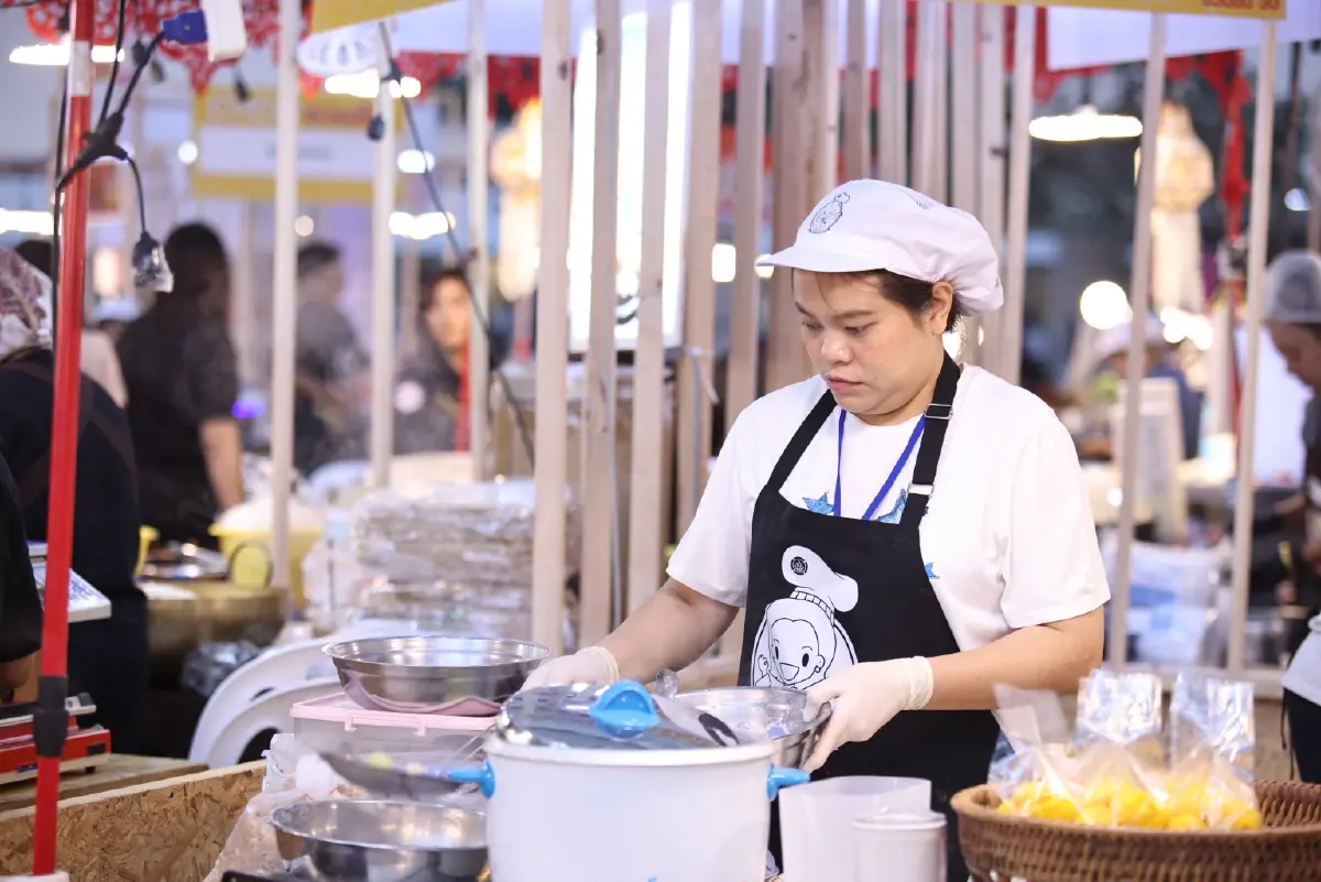 ช้อป OTOP ฝ่าวิกฤตน้ำท่วม พช. ลุย D Nice Market ใช้สิทธิ์ไทยช่วยไทย