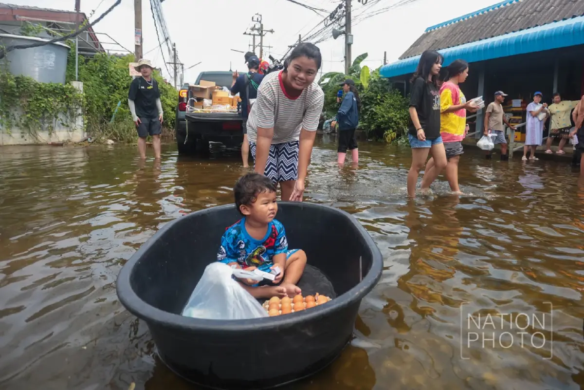‘เนชั่นปันน้ำใจ’ ลุยเคหะธานี4 ส่งอาหาร-ของจำเป็น ช่วยชาวบ้านฝ่าวิกฤตน้ำท่วม