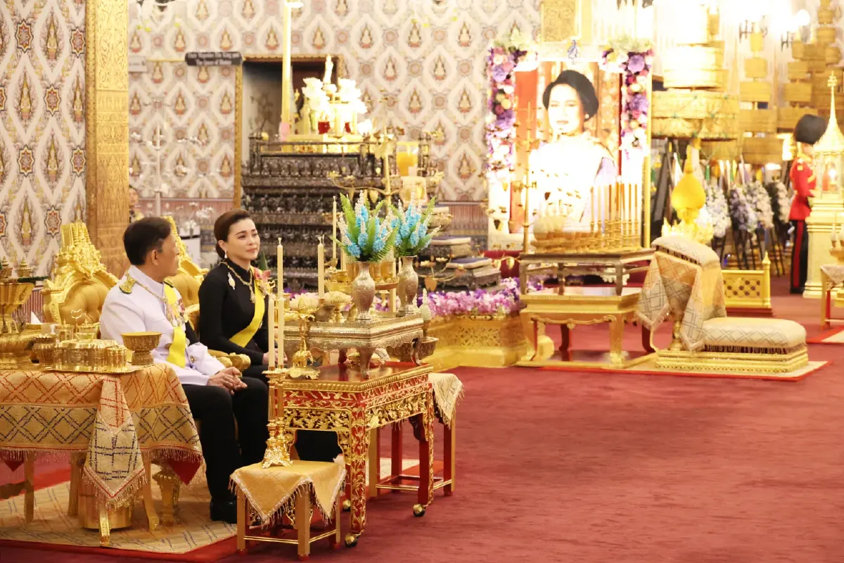 ในหลวง-พระราชินี ทรงบำเพ็ญพระราชกุศลครบ 1 ปี วันสวรรคต สมเด็จพระพันปีหลวง