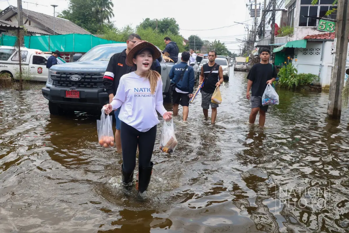 ‘เนชั่นปันน้ำใจ’ ลุยเคหะธานี4 ส่งอาหาร-ของจำเป็น ช่วยชาวบ้านฝ่าวิกฤตน้ำท่วม