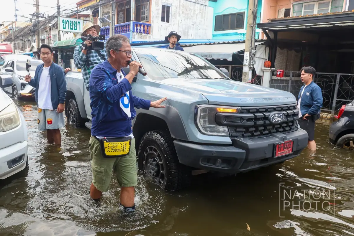‘เนชั่นปันน้ำใจ’ ลุยเคหะธานี4 ส่งอาหาร-ของจำเป็น ช่วยชาวบ้านฝ่าวิกฤตน้ำท่วม