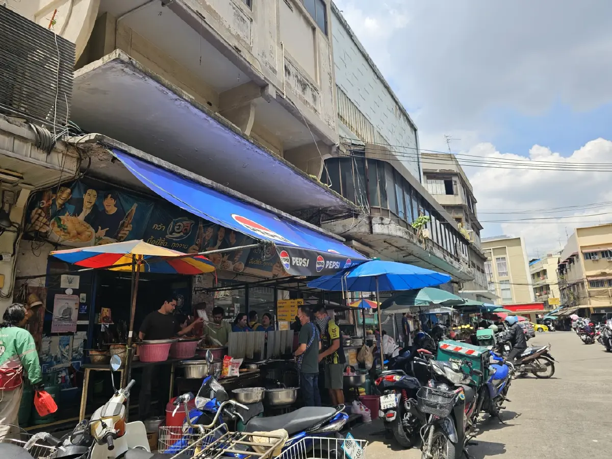 ‘เจ๊ปุ่นไก่ทอด’ อาหารอีสานรสแซ่บ ย่านวังบูรพา ขายมา 30 ปี
