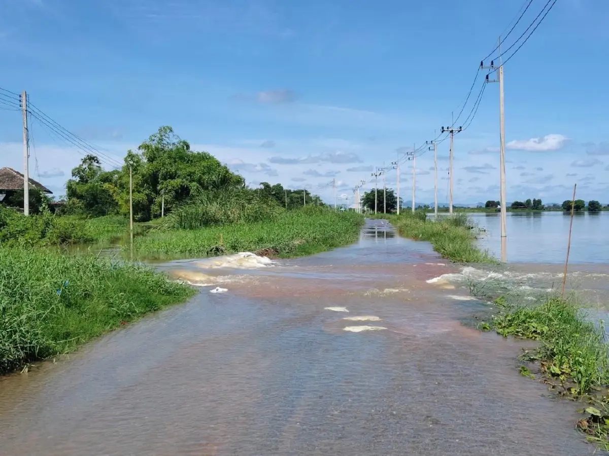 น้ำท่วมสุพรรณบุรี เดือดร้อน 18,987 ครัวเรือน น้ำล้นตลิ่งลุ่มเจ้าพระยา