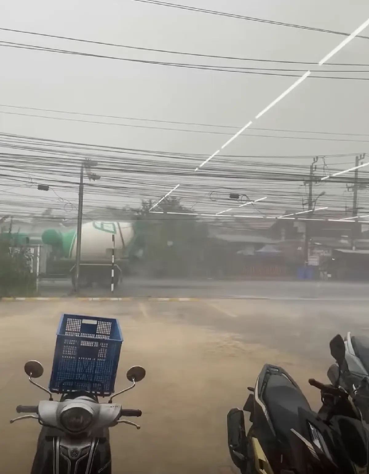 ฝนก่อตัวแล้วตอนนี้ กรมอุตุฯ เผย กทม. มีฝนตกหนัก ฟ้าร้อง ลมแรง ฟ้าผ่า