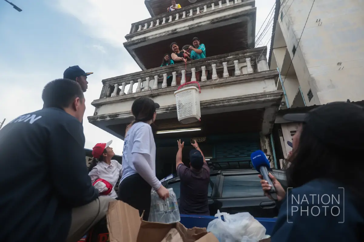‘เนชั่นปันน้ำใจ’ ฝ่าน้ำท่วมลุย ‘เคหะร่มเกล้า’ ส่งอาหาร-ของจำเป็นช่วยปชช.