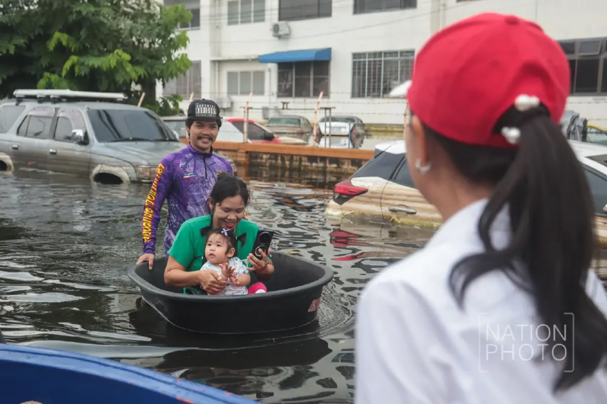 ‘เนชั่นปันน้ำใจ’ ฝ่าน้ำท่วมลุย ‘เคหะร่มเกล้า’ ส่งอาหาร-ของจำเป็นช่วยปชช.